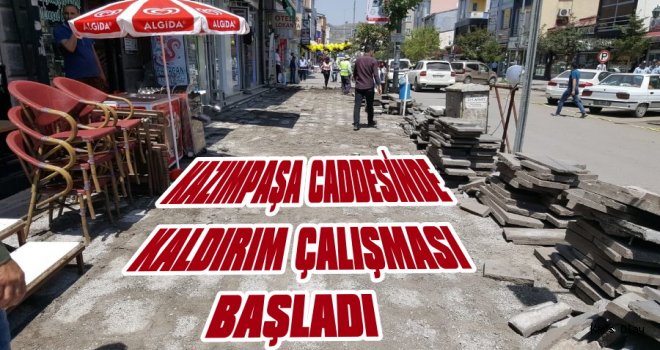 Kars'ta Belediye Kazımpaşa Caddesinin Kaldırımlarını Yeniliyor
