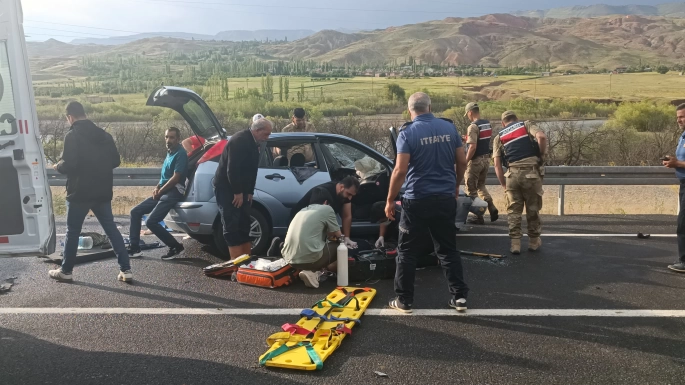 KAĞIZMAN'DA TRAFİK KAZASI 1 ÖLÜ 2 YARALI