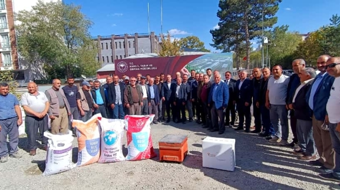 Kağızman’da selzede çiftçiye tohum ve kovan desteği.