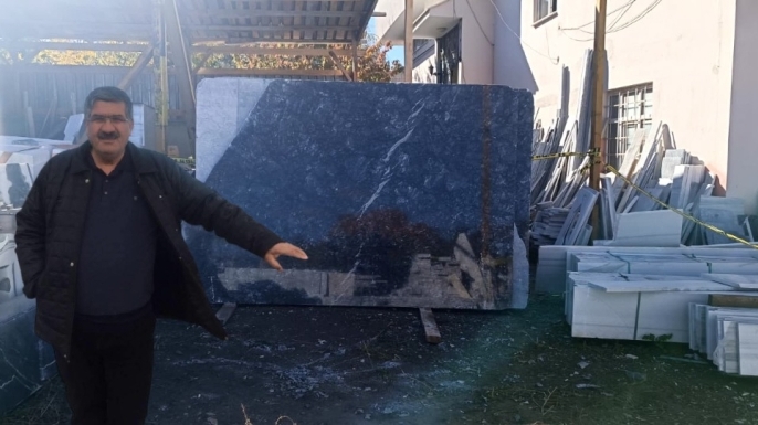 Mermer tablasının altında kalan iş yeri sahibi hayatını kaybetti!