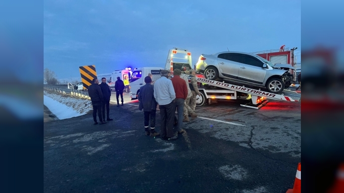 Kars’ta iki otomobil çarpıştı: 6 yaralı