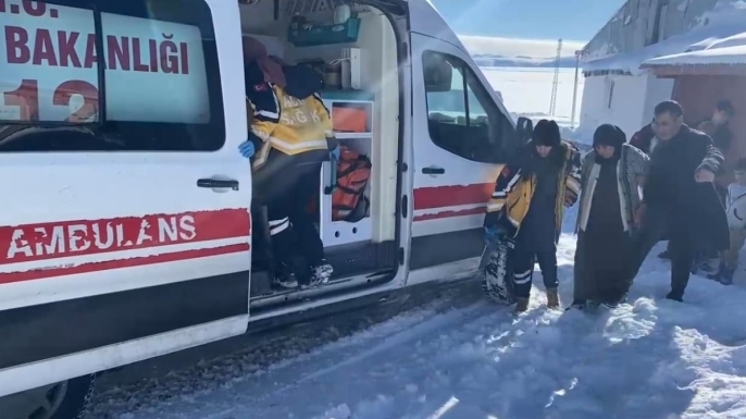 Kars’ta yolu karla kapanan köyde rahatsızlanan kadın hastaneye ulaştırıldı
