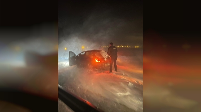 Kars’ta "Beyaz" mesai: Yollarda mahsur kalanları AFAD ve Özel İdare kurtardı!