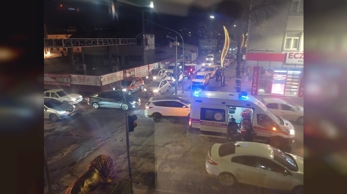İki aracın arasında kalan şahıs yaralandı