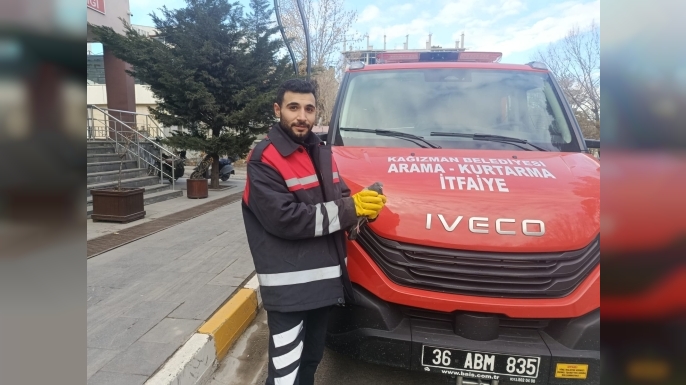 Kağızman'da ağaçta asılı kalan güvercin itfaiye ekiplerince kurtarıldı.