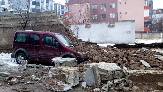 Kağızman da metruk binanın bir kısmı, park halindeki aracın üstüne çöktü