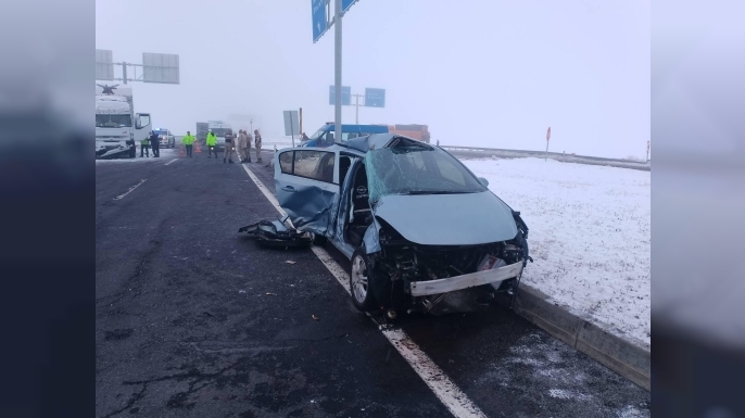 Kars-Erzurum kara yolunda TIR ile otomobil çarpıştı: 6 yaralı