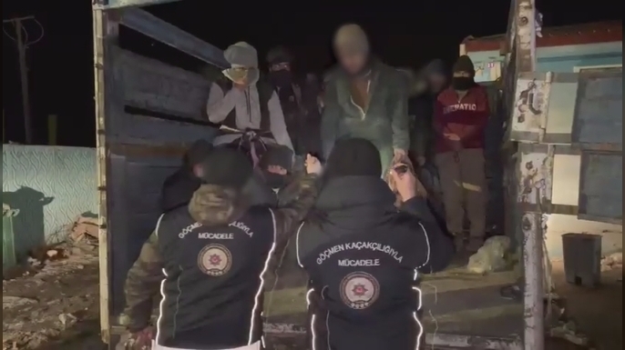 Kars'ta kamyonetin kasasından 19 düzensiz göçmen çıktı: 3 kişi tutuklandı