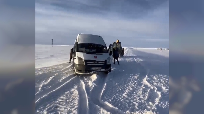 Kars’ta kara saplanan öğrenci servisi kurtarıldı