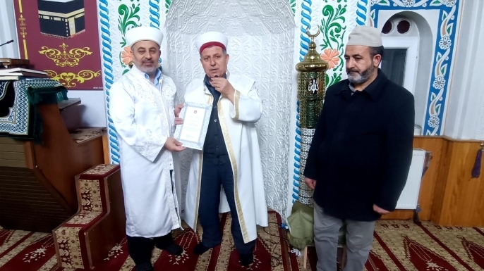 Müftülükten imam ve muezzine teşekkür belgesi.