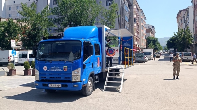 Kağızman'da emniyet kemerinin önemi simülasyon aracıyla anlatıldı