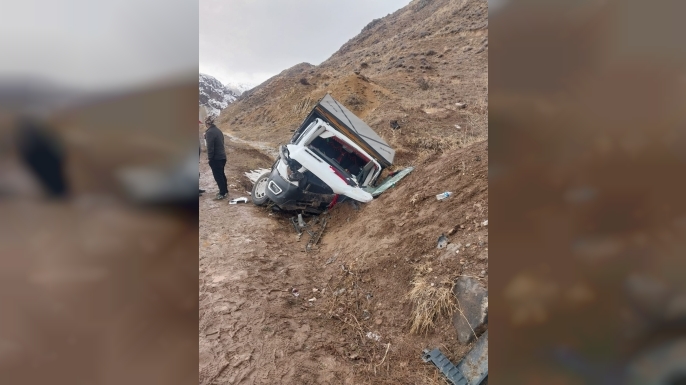 Kağızman ilçesinde kanala devrilen pikaptaki 2 kişi yaralandı.