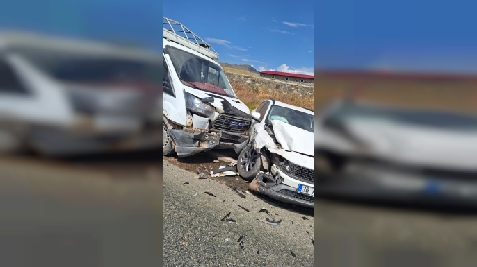 Kars'ta Pikap ile Otomobil Çarpıştı: 1 Yaralı